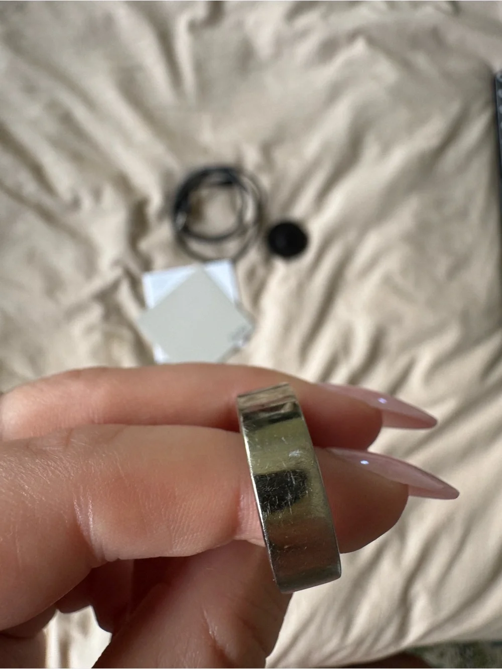 Oura Charging Dock and Cable in Black with Black Ring
